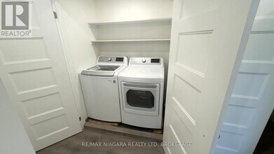 4992 Mcrae St in Niagara Falls, ON - Building Photo - Building Photo