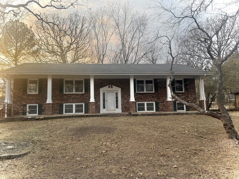 1301 Chateau Dr in West Plains, MO - Building Photo