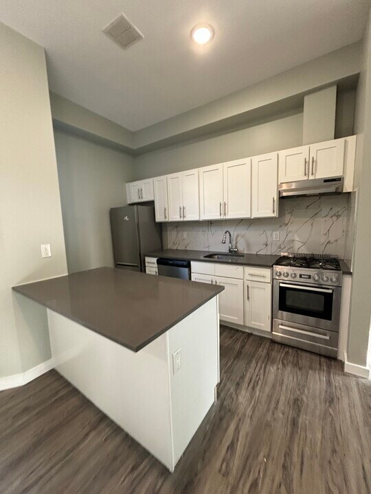 88 Clinton Ave, Unit 402B in Newark, NJ - Building Photo