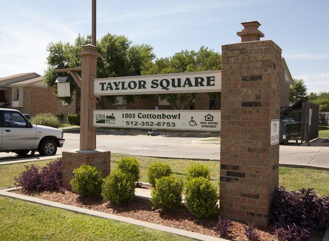 Taylor Square Apartments in Taylor, TX - Foto de edificio - Building Photo