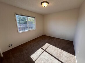 225 N 8th St in Central Point, OR - Building Photo - Building Photo