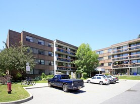 1815 O'connor Dr in Toronto, ON - Building Photo