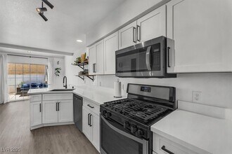 2819 Briar Knoll Dr in Henderson, NV - Building Photo - Building Photo
