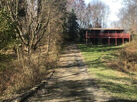 1122 Gringo Rd in Aliquippa, PA - Building Photo