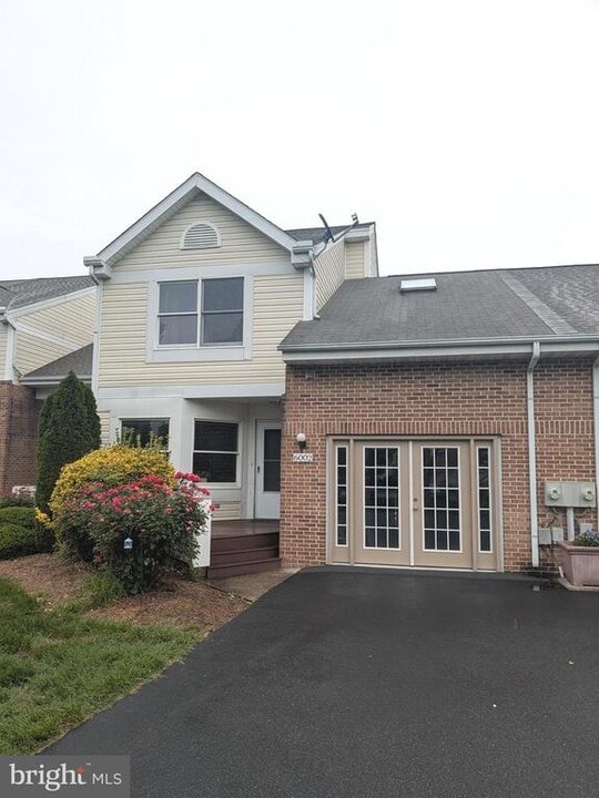 6002 Bridgepointe Dr in Chester, MD - Building Photo