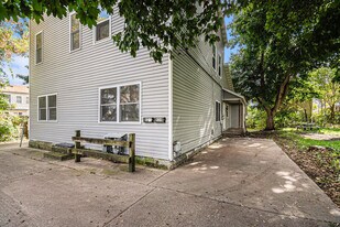 828 4th St NW in Grand Rapids, MI - Building Photo