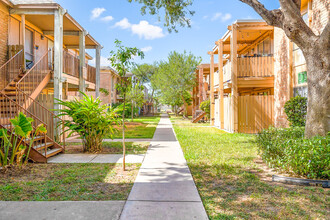 Tamarack Apartments in McAllen, TX - Foto de edificio - Building Photo