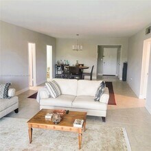 9111 E Bay Harbor Dr in Bay Harbor Islands, FL - Building Photo - Building Photo