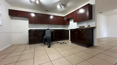 2175 NW 104th St in Miami, FL - Building Photo - Building Photo
