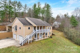 24 Lamplighter Ln in Weaverville, NC - Building Photo