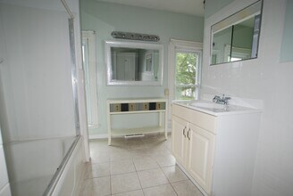 146 Meadville St, Unit Second Floor Apartment in Edinboro, PA - Building Photo - Building Photo