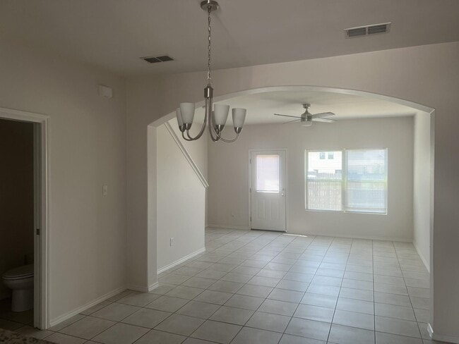 201 Welland Dr in Laredo, TX - Building Photo - Building Photo