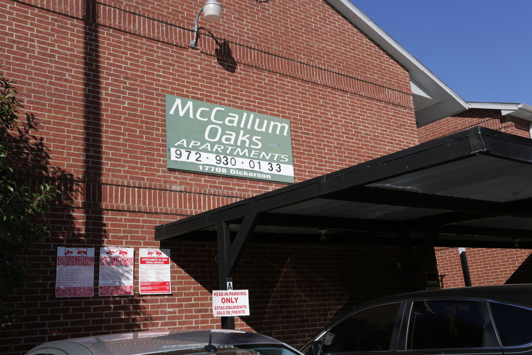 McCallum Oaks in Dallas, TX - Foto de edificio