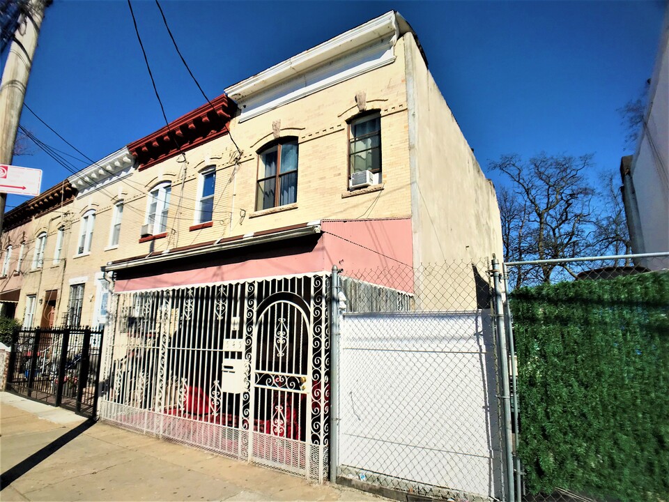 545 Van Siclen Ave in Brooklyn, NY - Building Photo