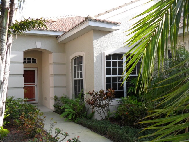 9741 Las Casas Dr in Ft. Myers, FL - Foto de edificio - Building Photo