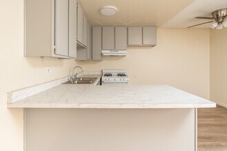 700 S Lake St in Burbank, CA - Foto de edificio - Interior Photo