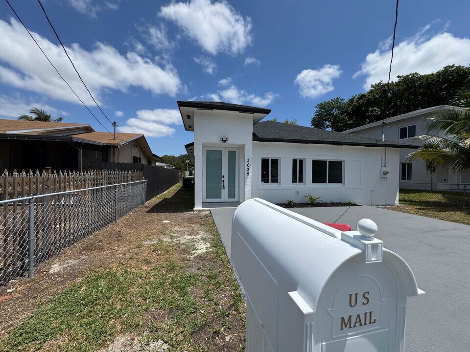 3038 NW 51st Terrace in Miami, FL - Building Photo