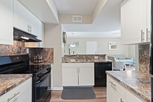 Palmetto Place in Miami, FL - Foto de edificio - Building Photo