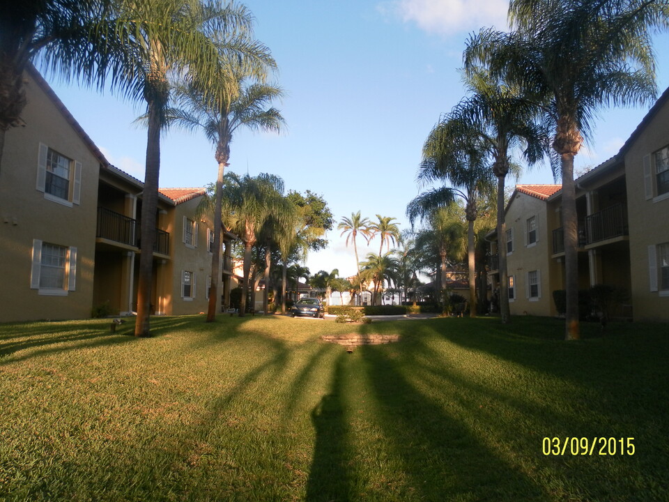 1130 Lake Shore Dr, Unit 101 in Lake Park, FL - Building Photo