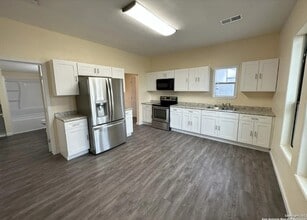 203 Fount St in Pleasanton, TX - Building Photo - Building Photo