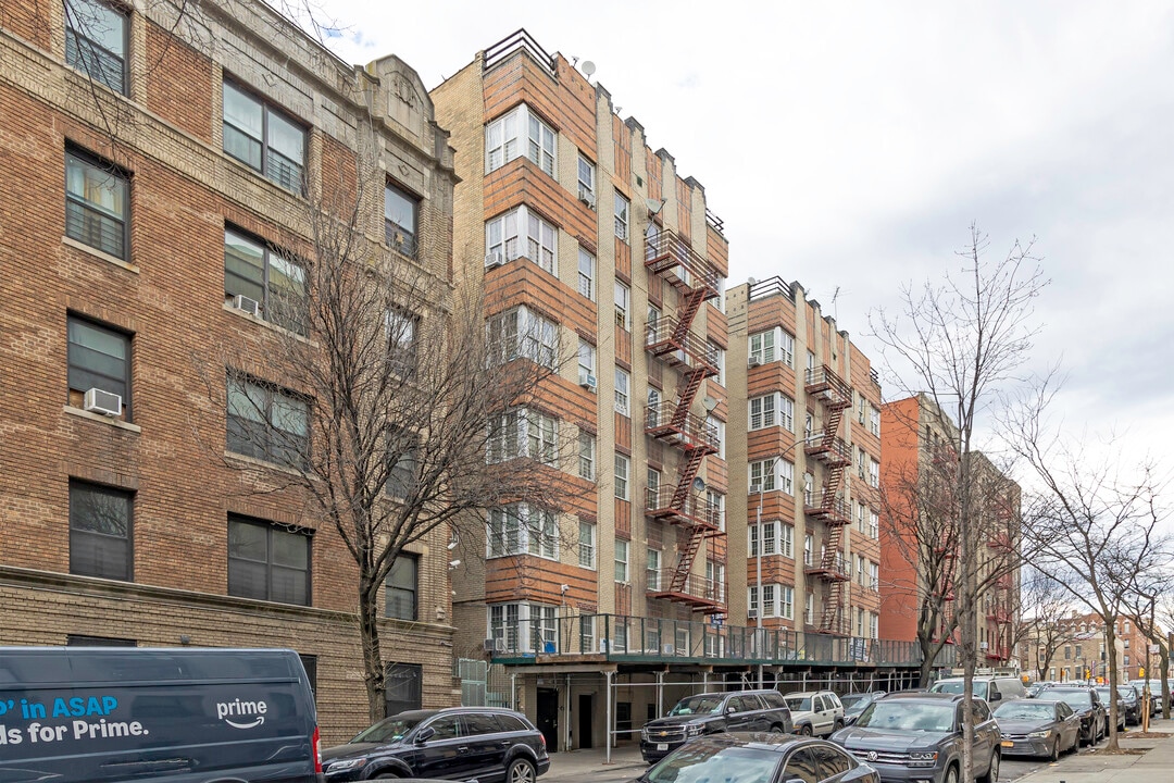 111 Mt Hope Pl in Bronx, NY - Building Photo