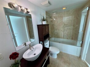 350 S Miami Ave, Unit 1907 in Miami, FL - Foto de edificio - Building Photo