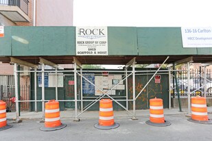 136-16 Carlton Pl in Flushing, NY - Building Photo