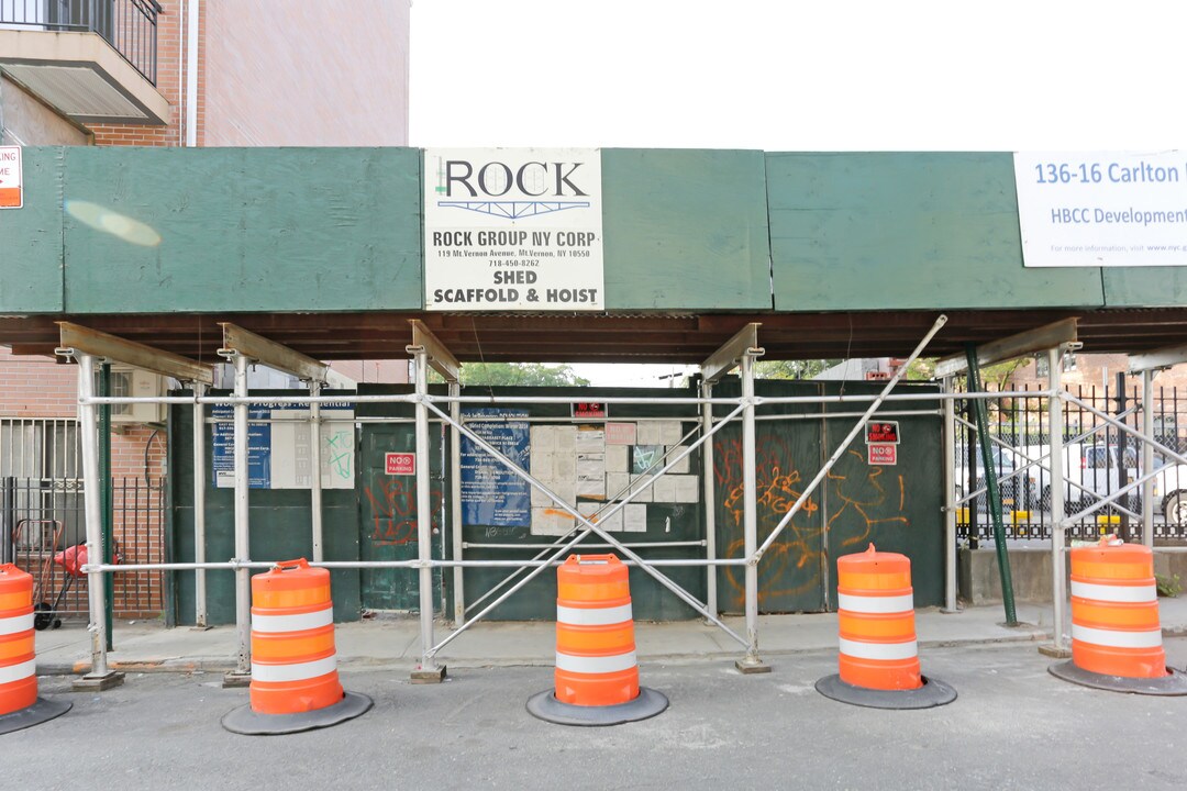 136-16 Carlton Pl in Flushing, NY - Building Photo