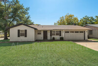 4724 Woodview Ln in Forest Hill, TX - Foto de edificio - Building Photo