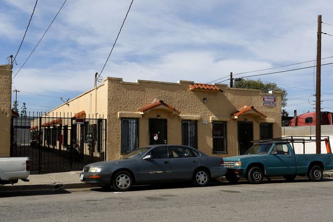 725-729 Sanford Ave in Wilmington, CA - Foto de edificio - Building Photo