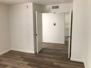 15215 W Magnolia Blvd, Unit 118 in Los Angeles, CA - Building Photo - Building Photo