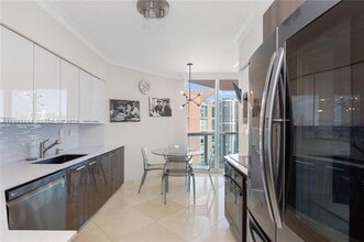 3370 NE 190th St in Aventura, FL - Foto de edificio - Building Photo