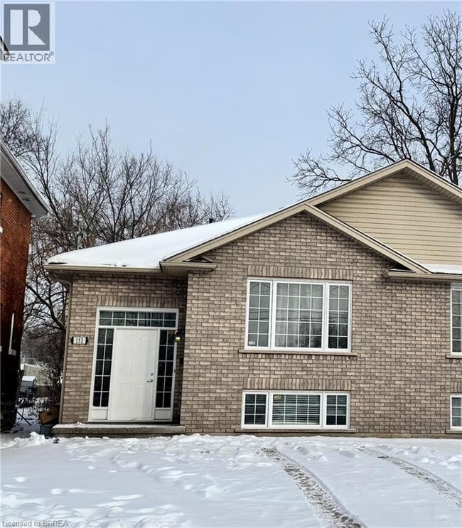 property at 152 Wellington St