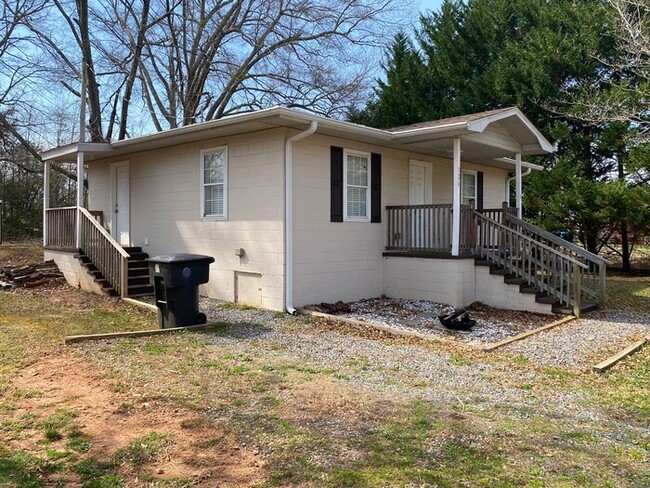 126 Bellvue St in Forest City, NC - Building Photo - Building Photo