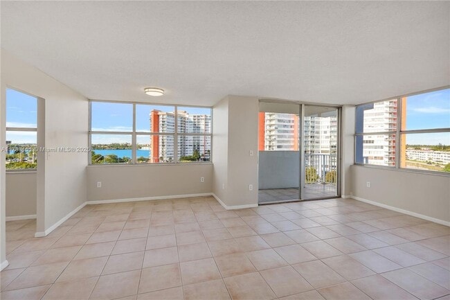 1300 NE Miami Gardens Dr, Unit 714E in Miami, FL - Building Photo - Building Photo