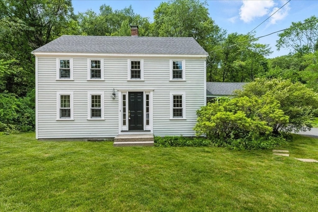 105 N Main St in Sherborn, MA - Building Photo