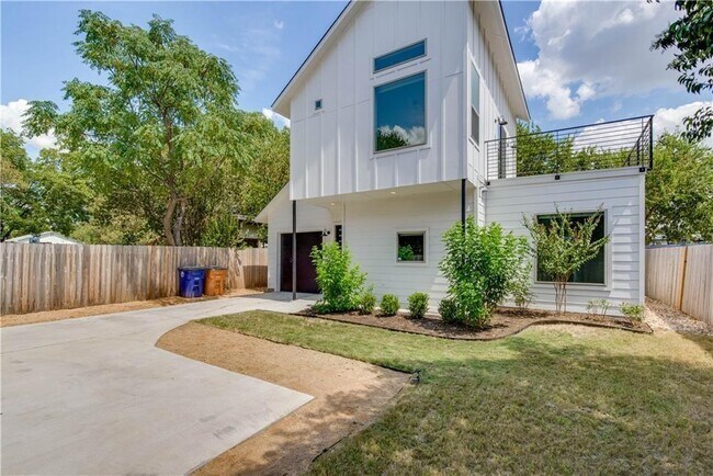 8411 Bowling Green Dr in Austin, TX - Foto de edificio - Building Photo