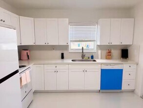 1720 NE 146th St in Miami, FL - Foto de edificio - Building Photo