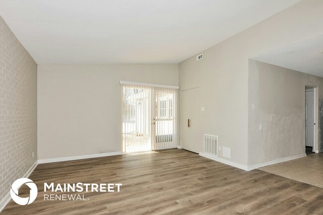 8412 Chalons Ct in Berkeley, MO - Foto de edificio - Building Photo