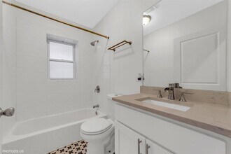 6711 S Paxton Ave in Chicago, IL - Building Photo - Building Photo