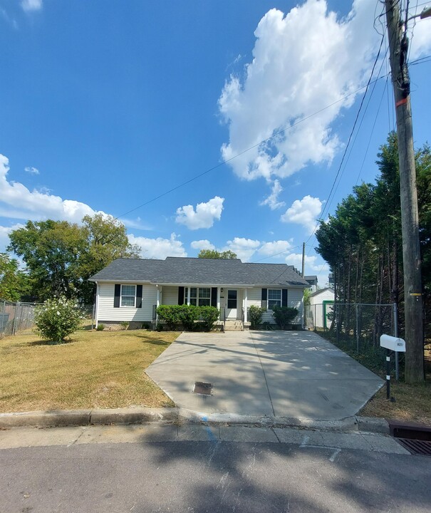 821 Nashua Ct in Nashville, TN - Foto de edificio