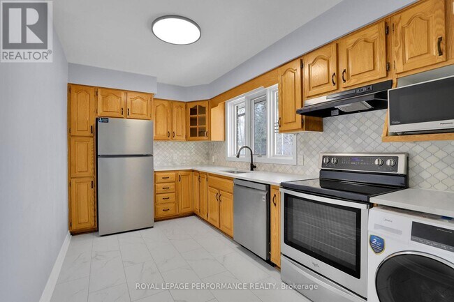 934 Smyth Rd in Ottawa, ON - Building Photo - Building Photo