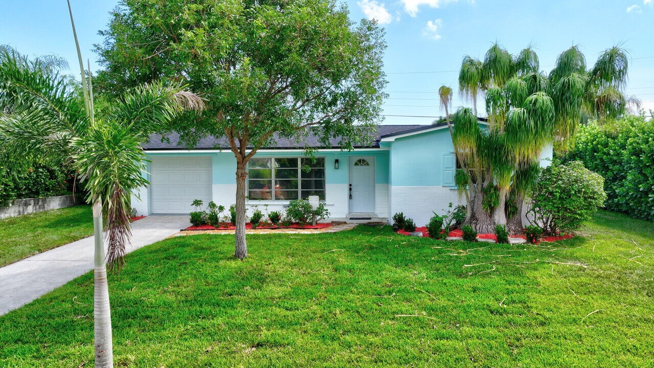 3837 NE Melba Dr in Jensen Beach, FL - Building Photo