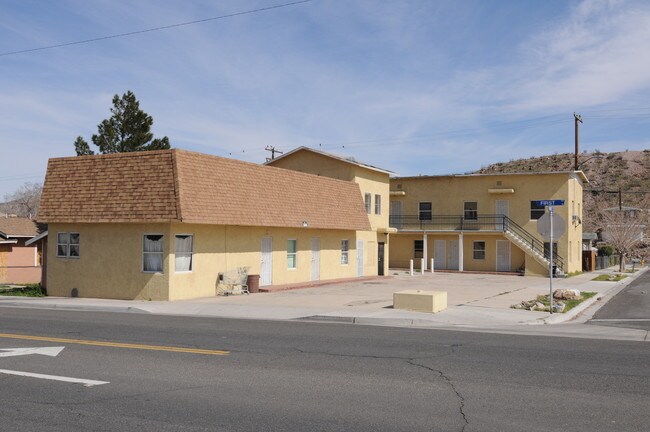 303-309 N 1st St in Barstow, CA - Foto de edificio - Building Photo