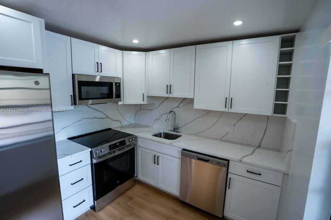 136 S Cypress Rd in Pompano Beach, FL - Building Photo