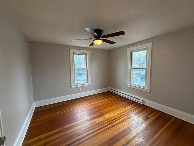 636 McKinstry Ave in Chicopee, MA - Foto de edificio - Building Photo