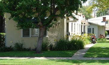 250-252 S Catalina Ave in Pasadena, CA - Foto de edificio - Building Photo