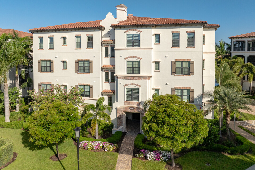 Carrara at Talis Park in Naples, FL - Foto de edificio