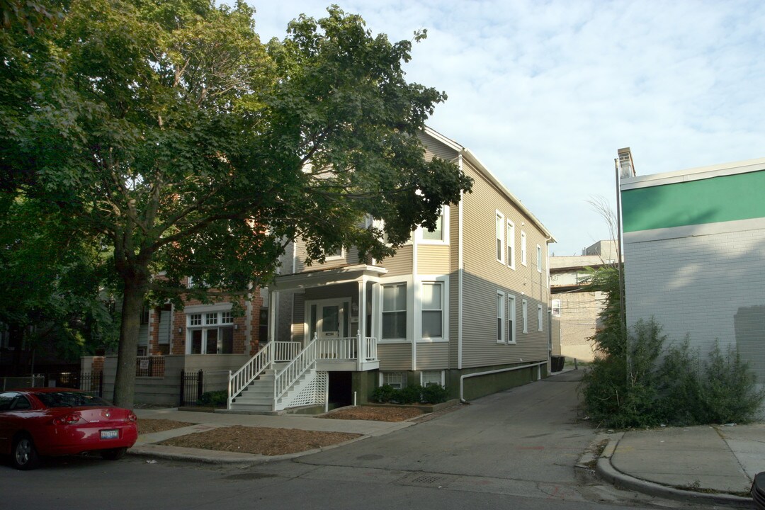 1718 W Roscoe St in Chicago, IL - Building Photo