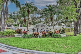 2851 N Oakland Forest Dr, Unit 102 in Oakland Park, FL - Building Photo